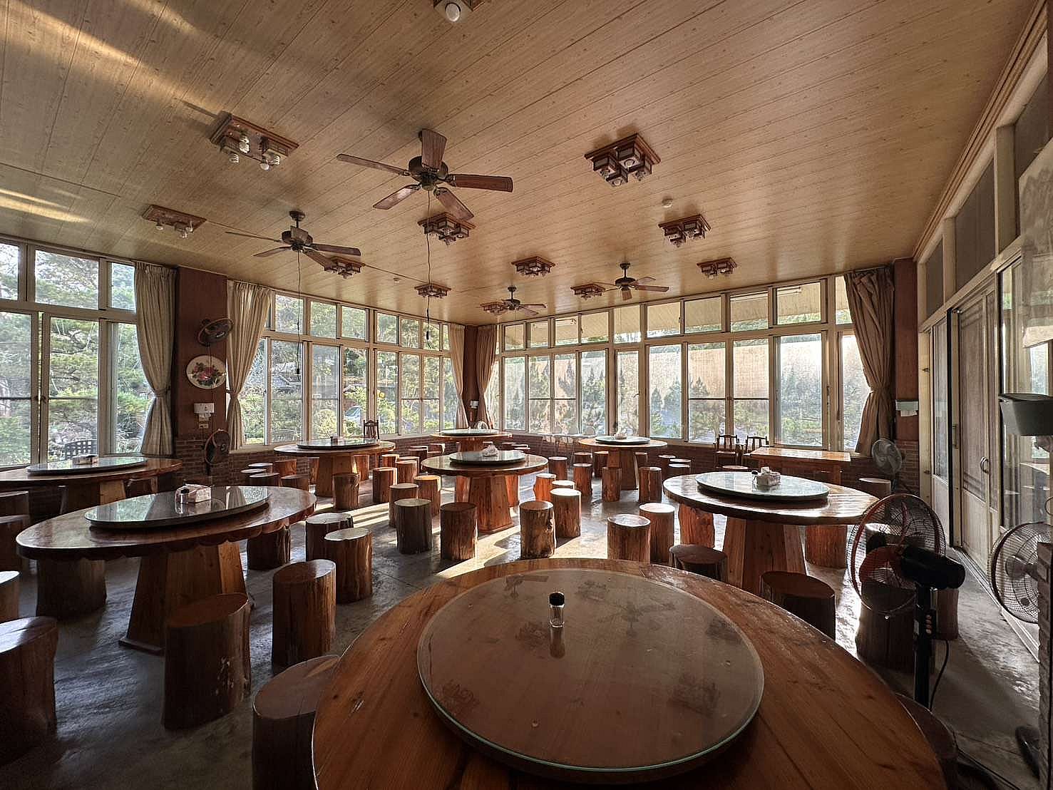 溪頭翠谷山莊-餐廳部寬廣的室內用餐空間