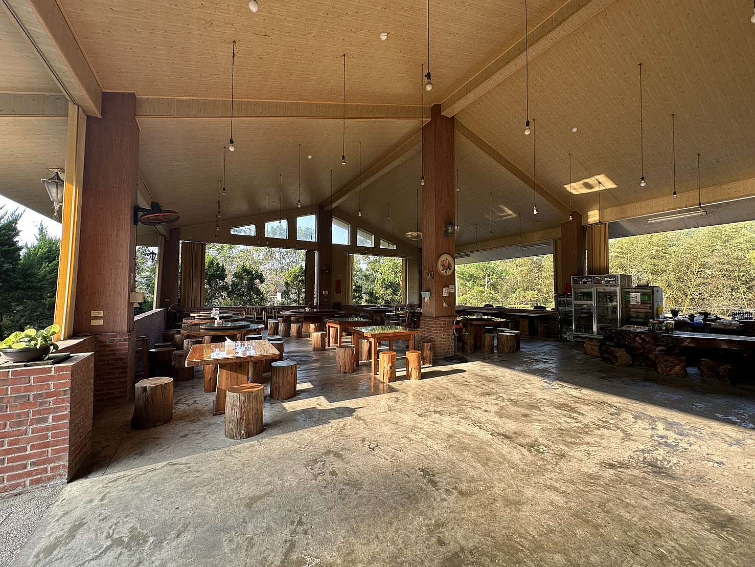 溪頭翠谷山莊-餐廳部寬廣的半開放用餐空間